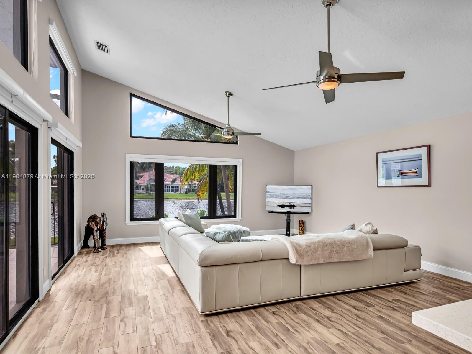 1044 Poplar Cir