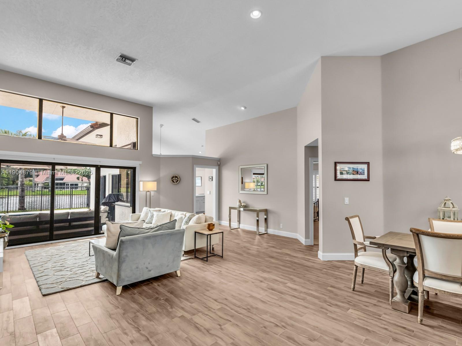 1044 Poplar Cir