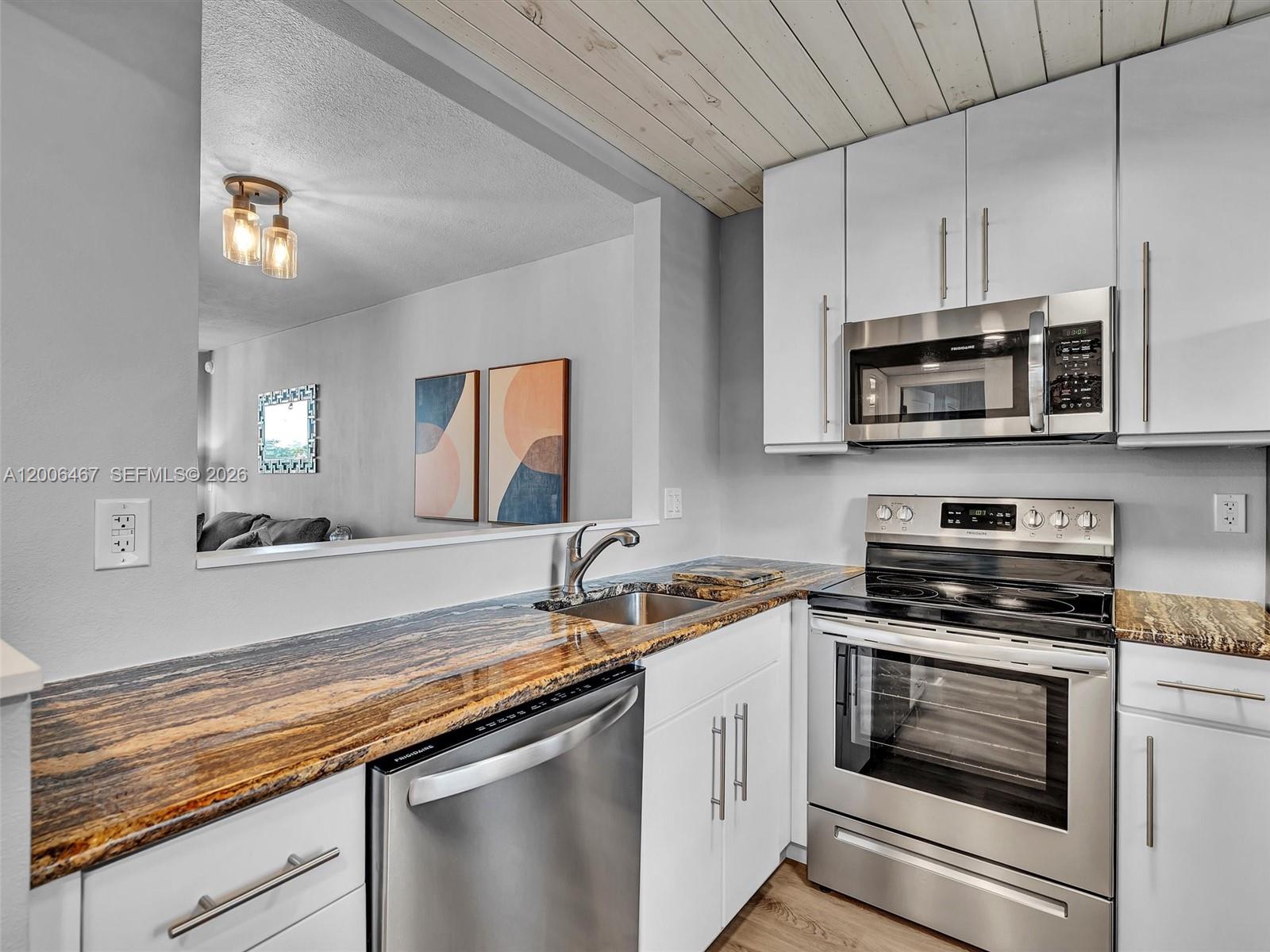 9340 Lagoon Pl # 303