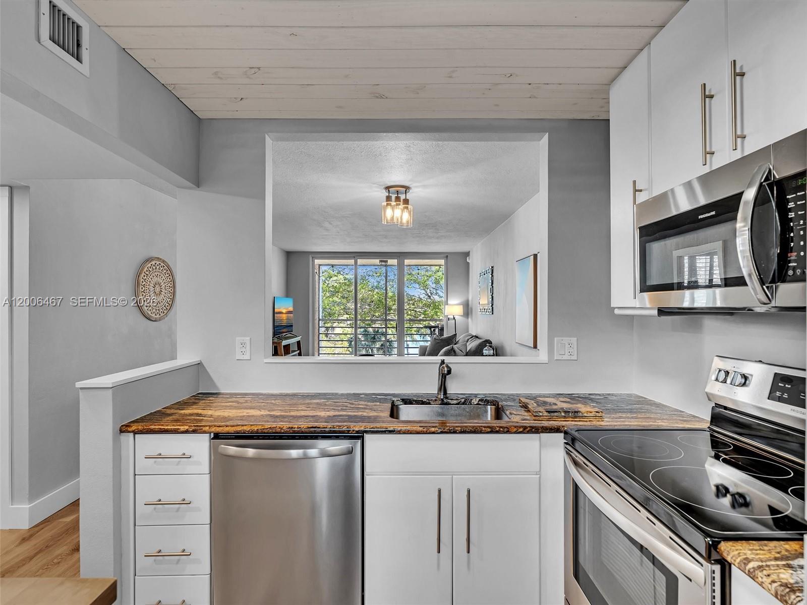 9340 Lagoon Pl # 303