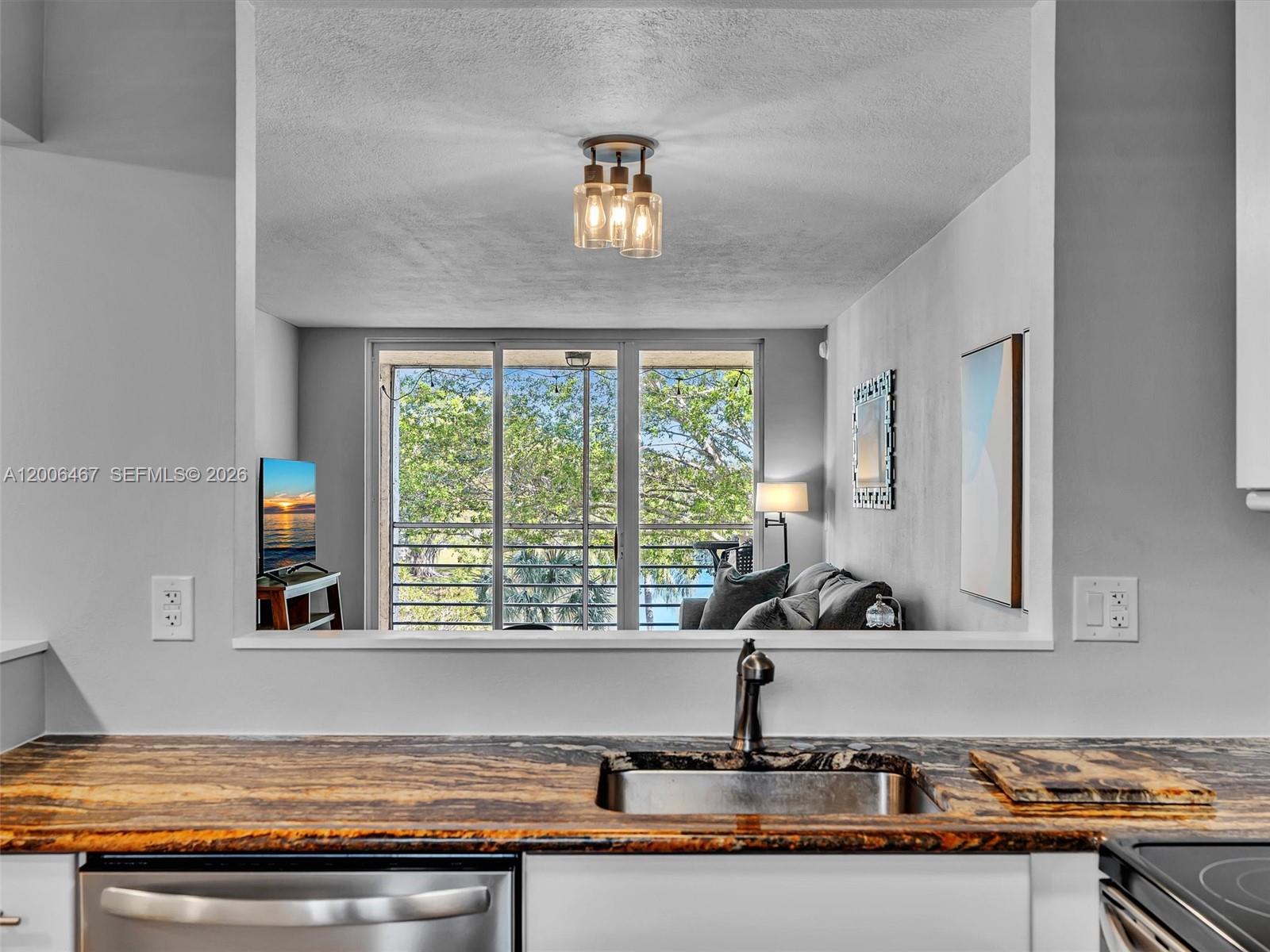 9340 Lagoon Pl # 303