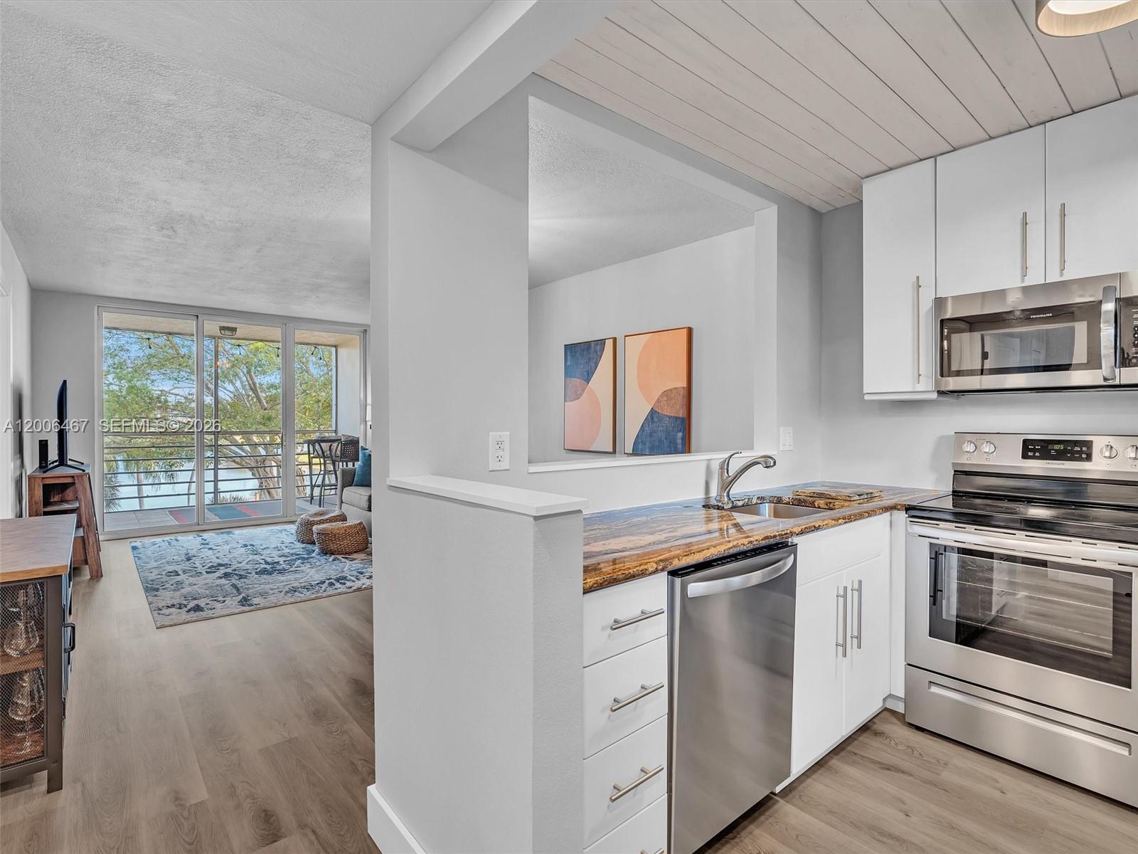 9340 Lagoon Pl # 303