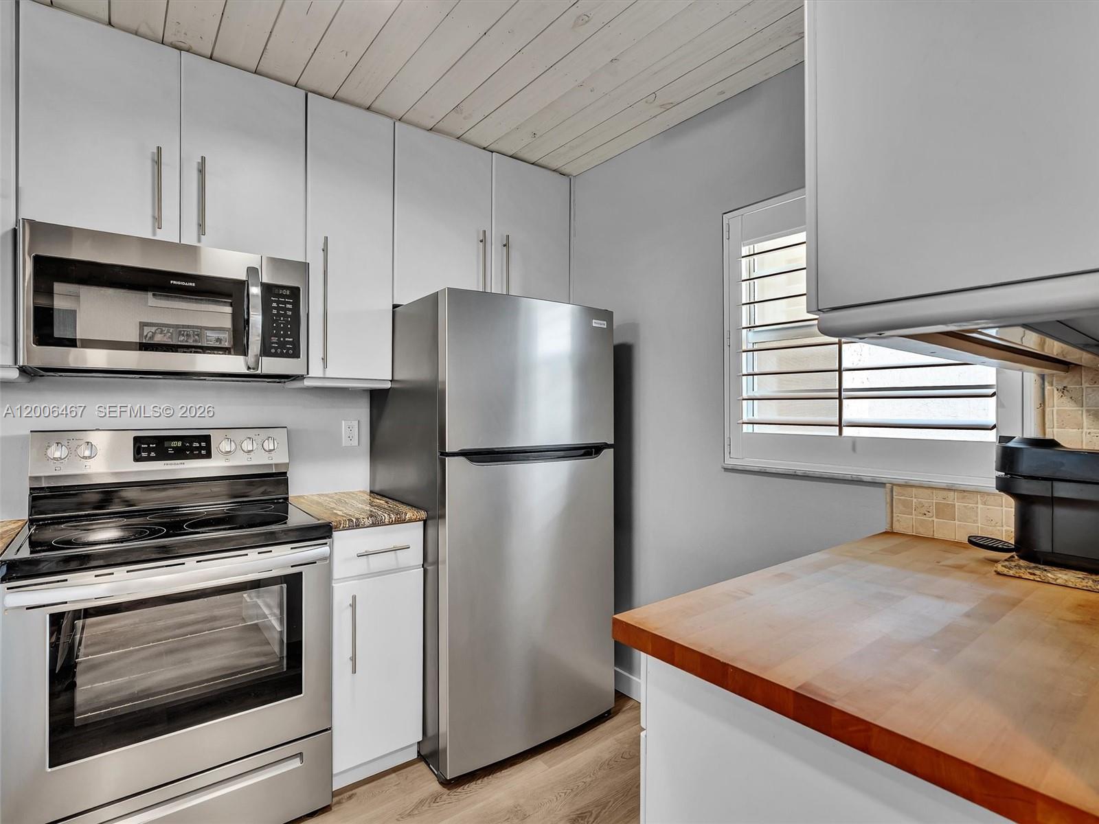 9340 Lagoon Pl # 303