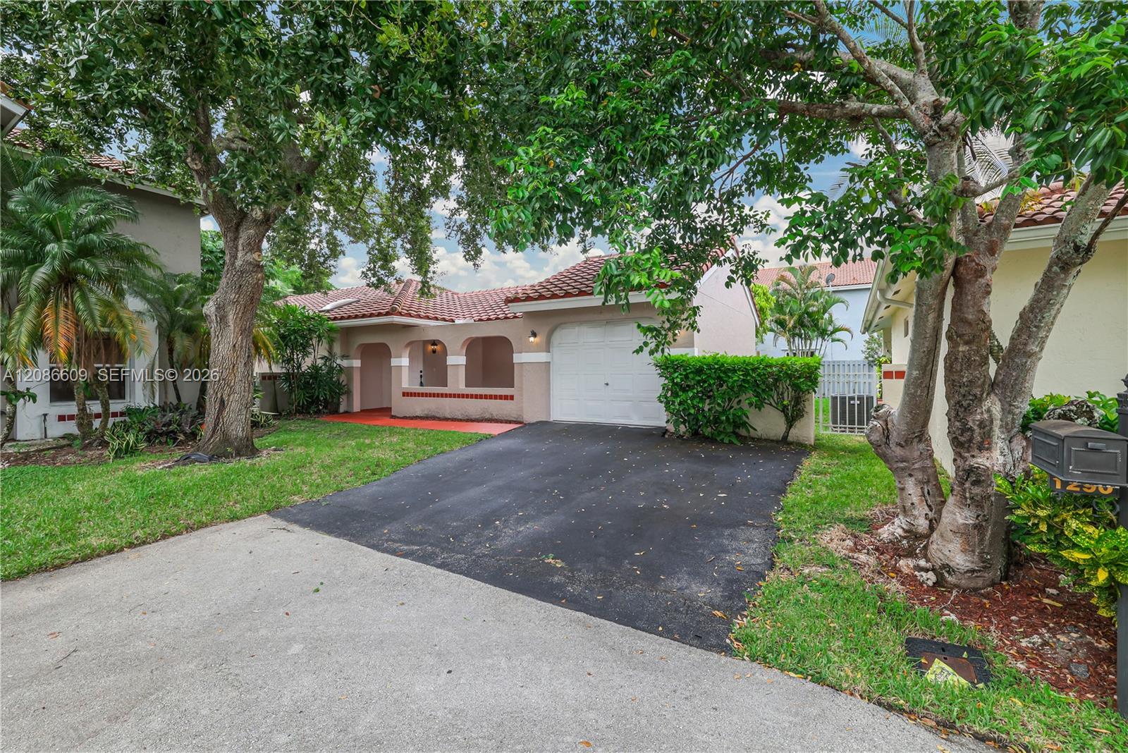 1290 Seagrape Cir