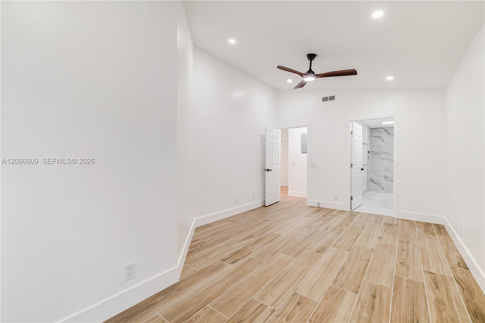 1290 Seagrape Cir