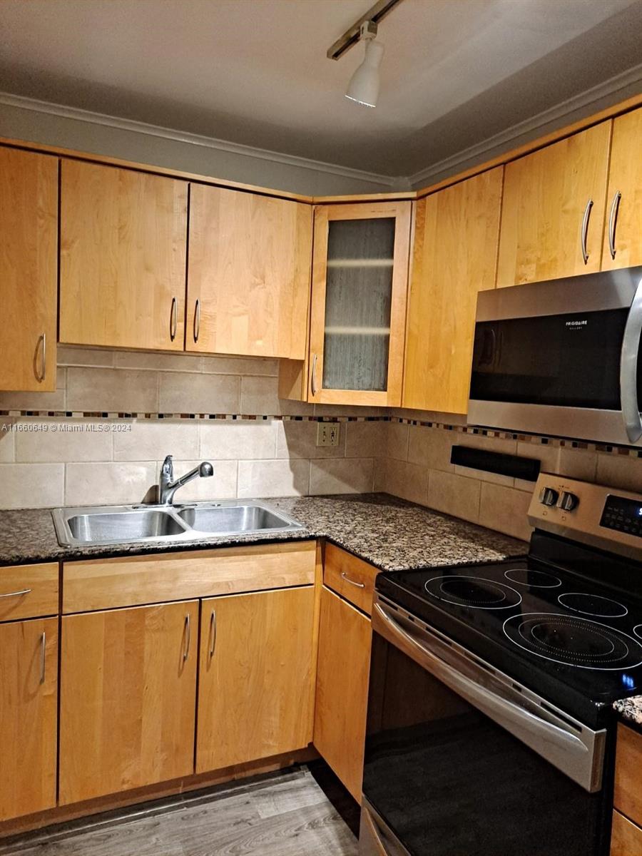 900 NE 18th Ave # 703