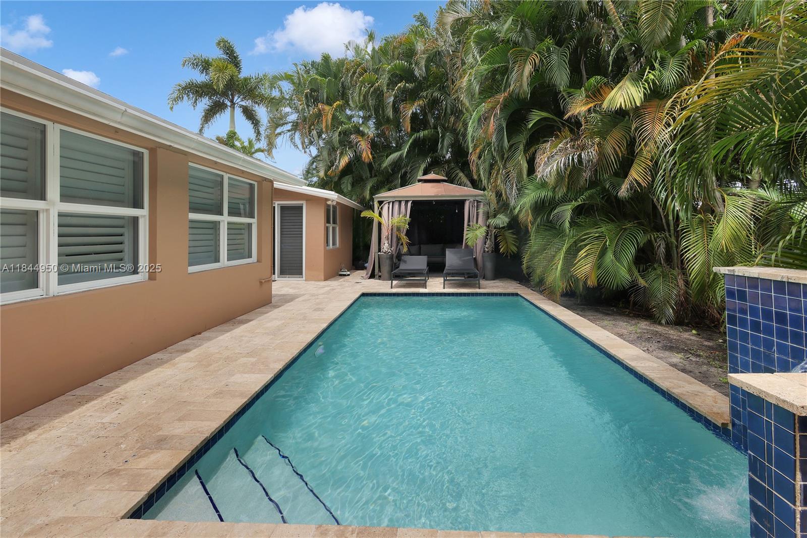 424 NE 27th Dr