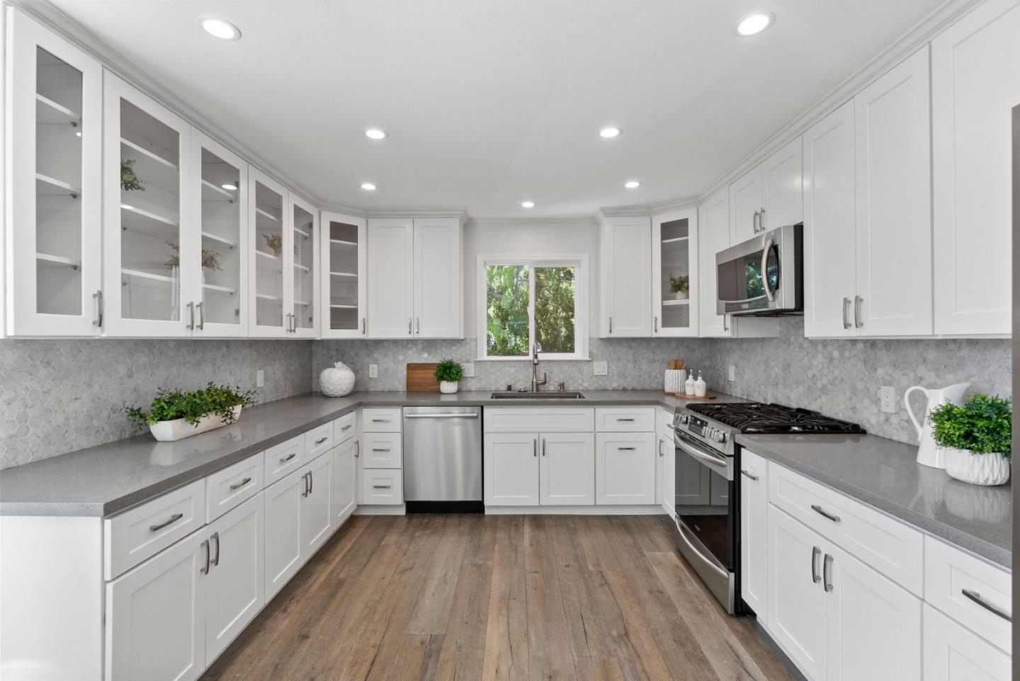 252 Edgehill DR