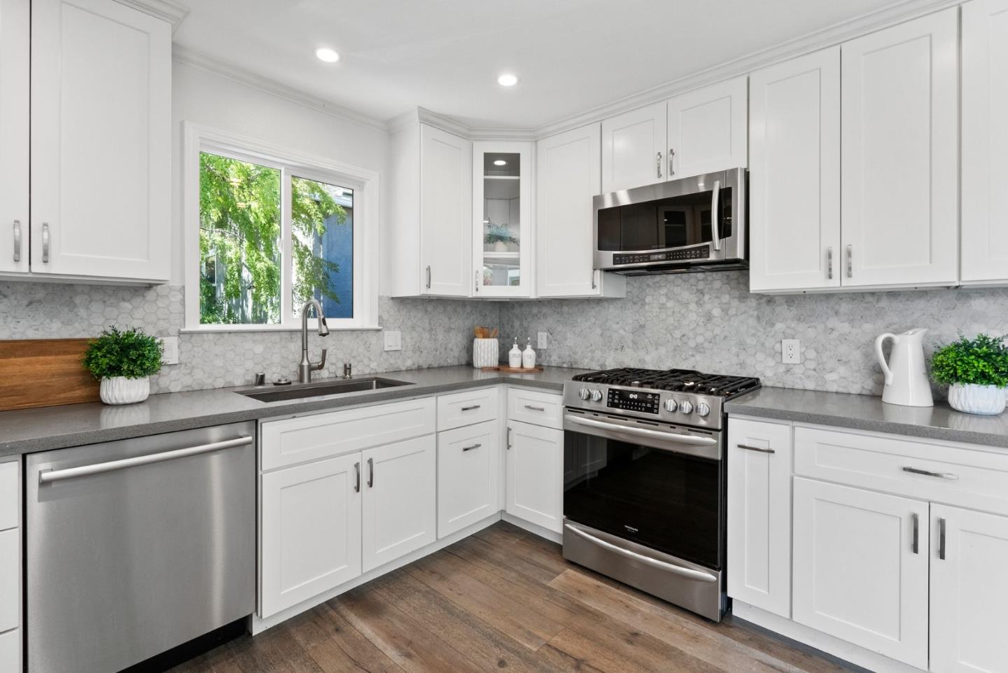 252 Edgehill DR