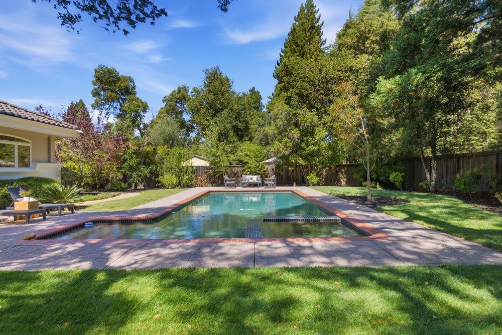 28 Holbrook LN
