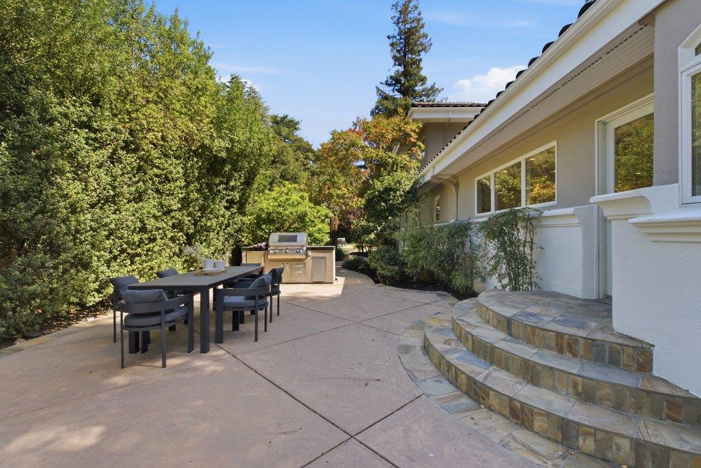 28 Holbrook LN