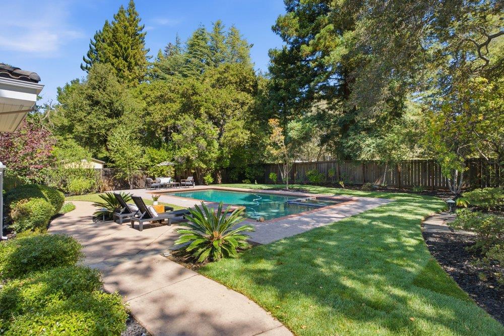 28 Holbrook LN