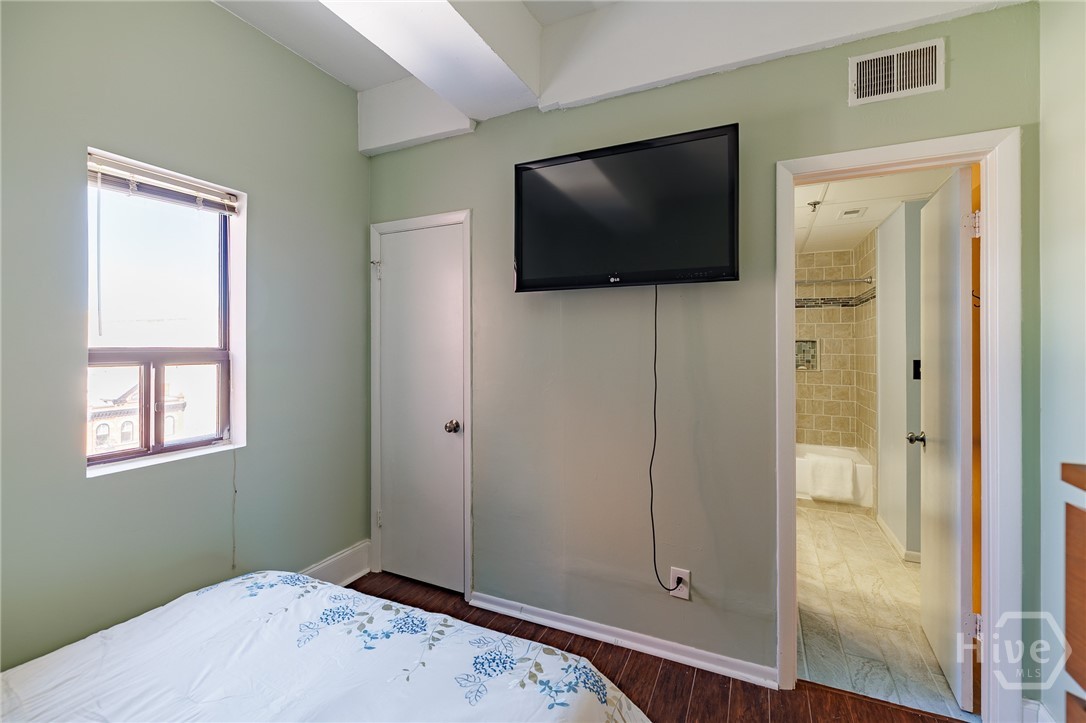 131 Broad Street E 707