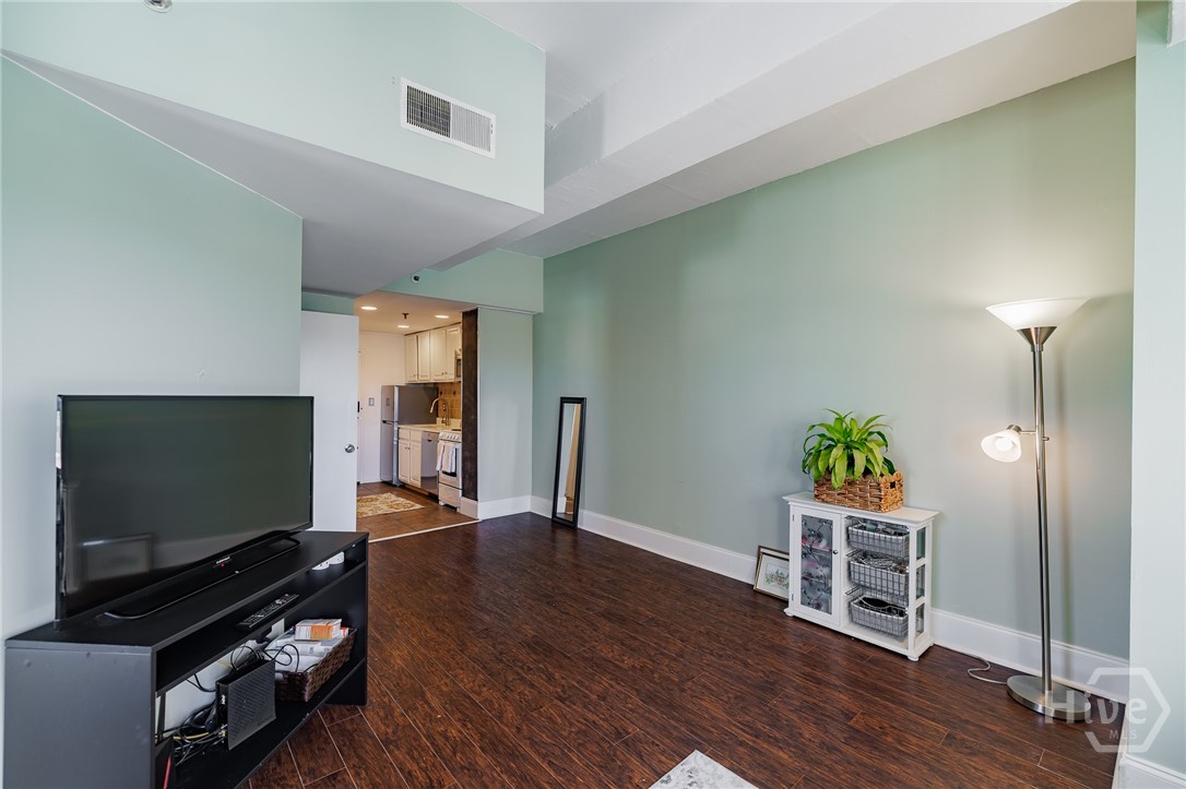 131 Broad Street E 707