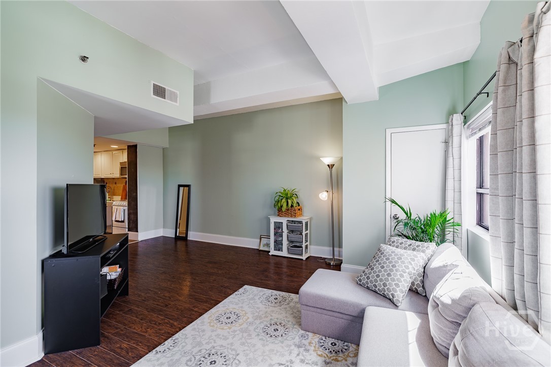 131 Broad Street E 707