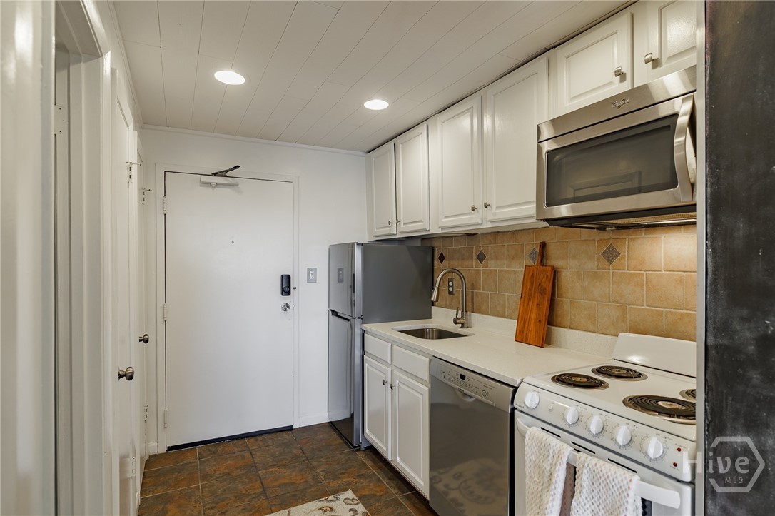 131 Broad Street E 707