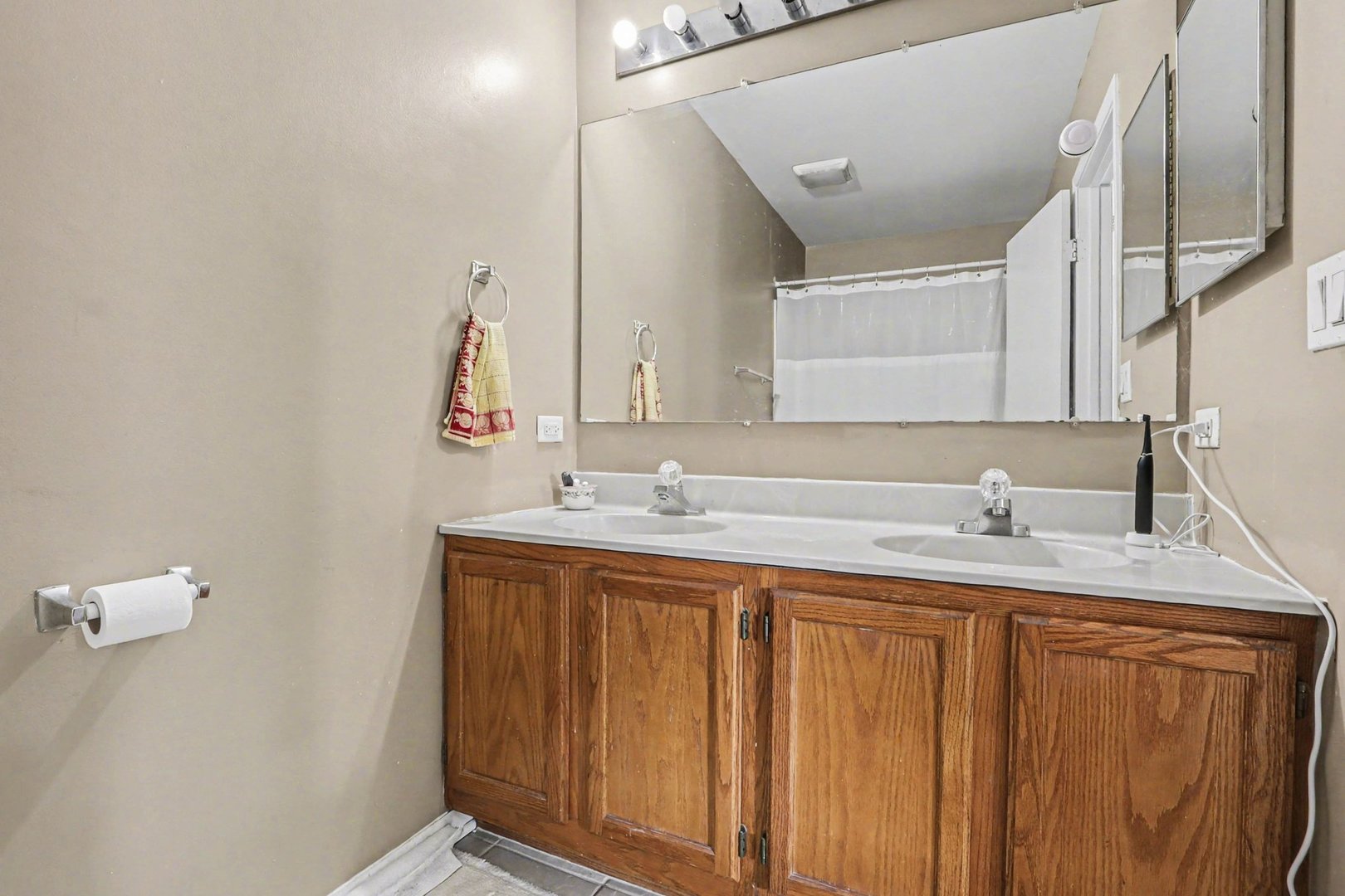 2S750 Grove Lane Unit: 23-C