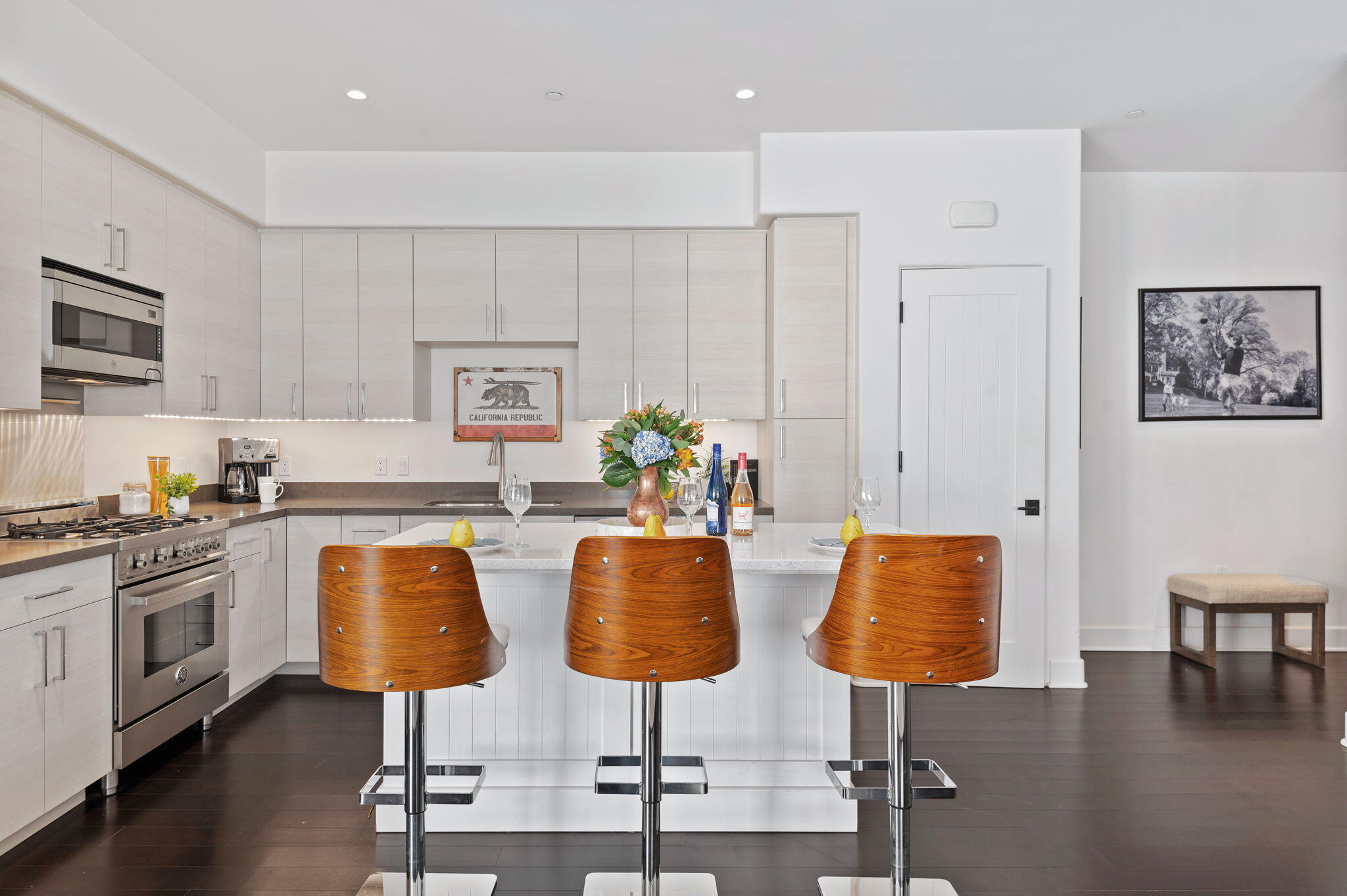 18 W Victoria Street Apt 303