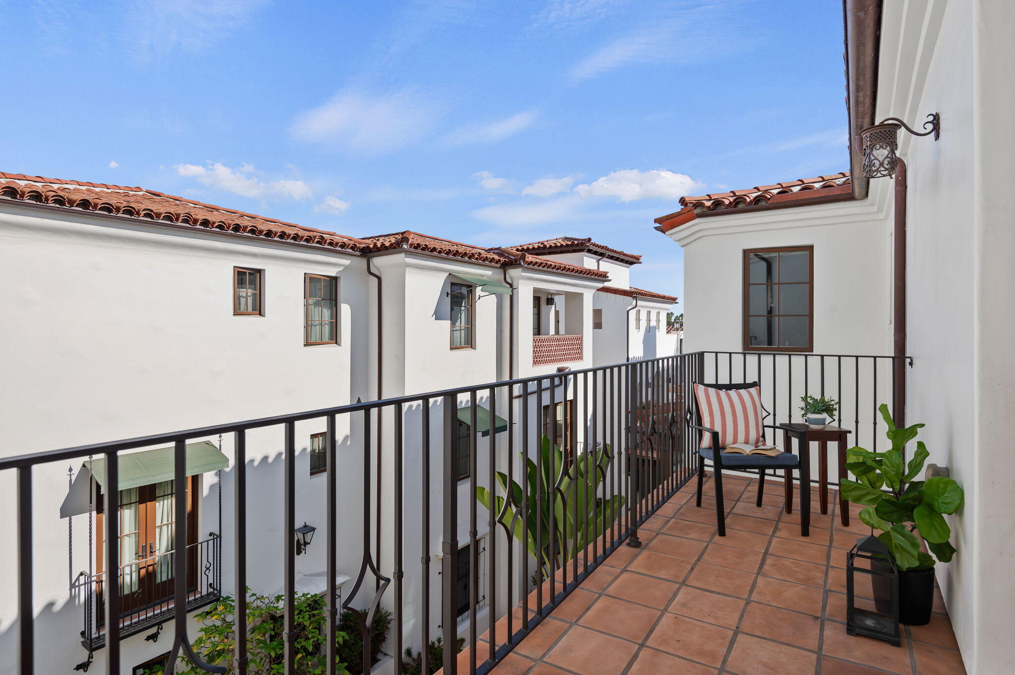 18 W Victoria Street Apt 303