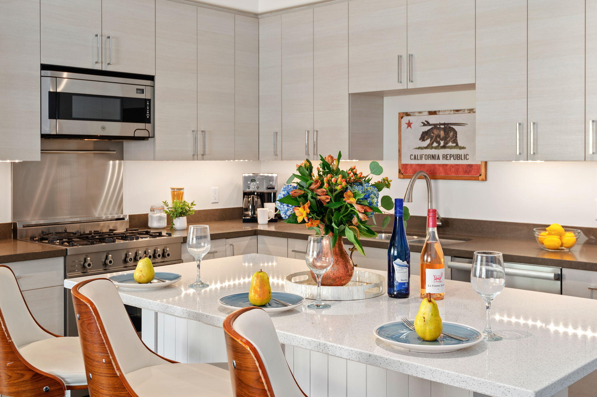 18 W Victoria Street Apt 303