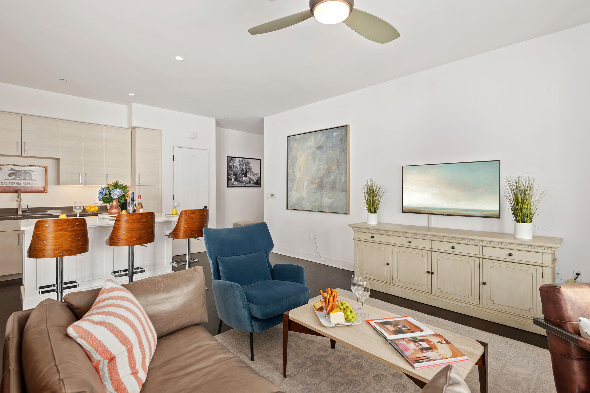 18 W Victoria Street Apt 303