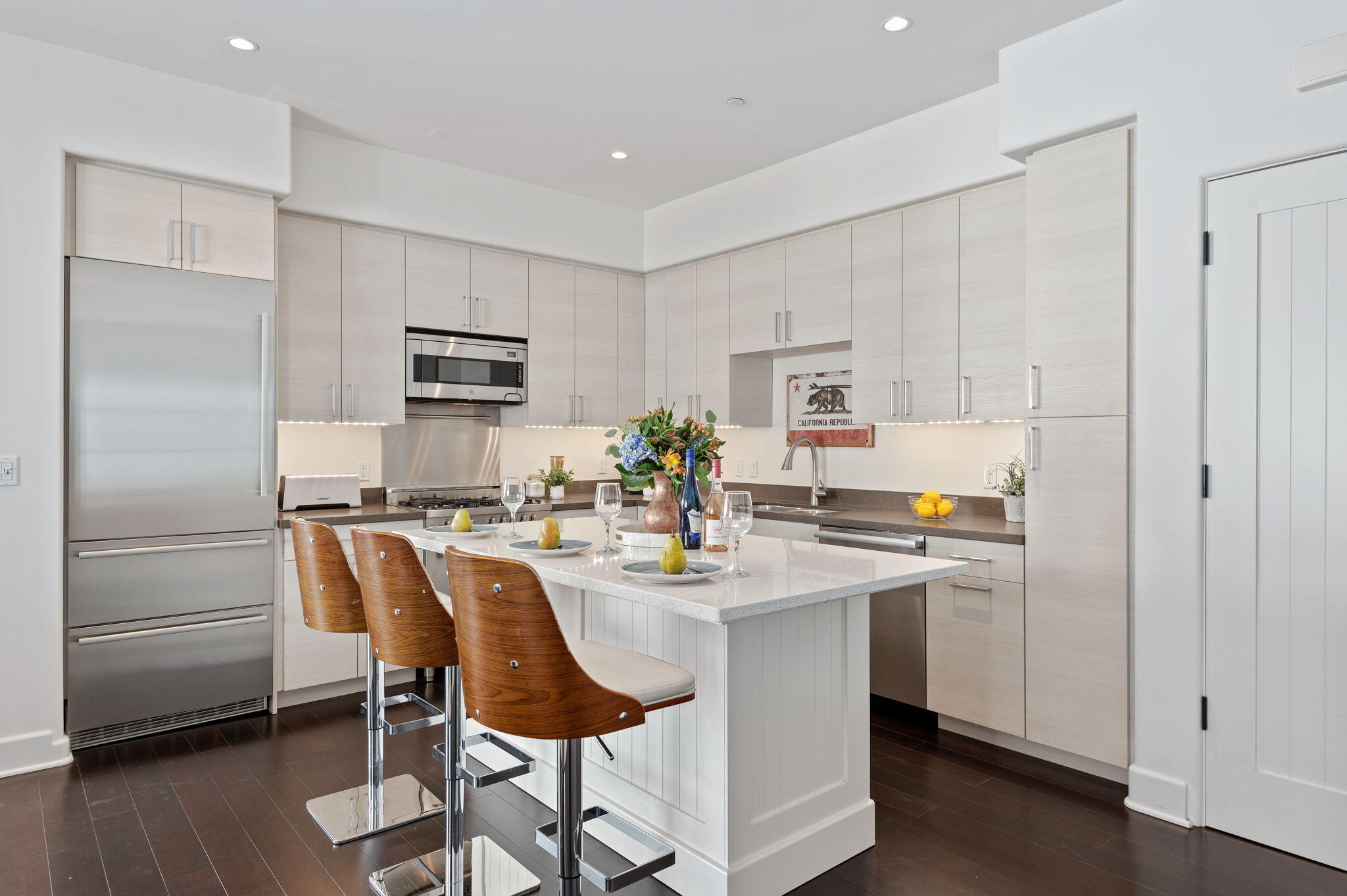 18 W Victoria Street Apt 303