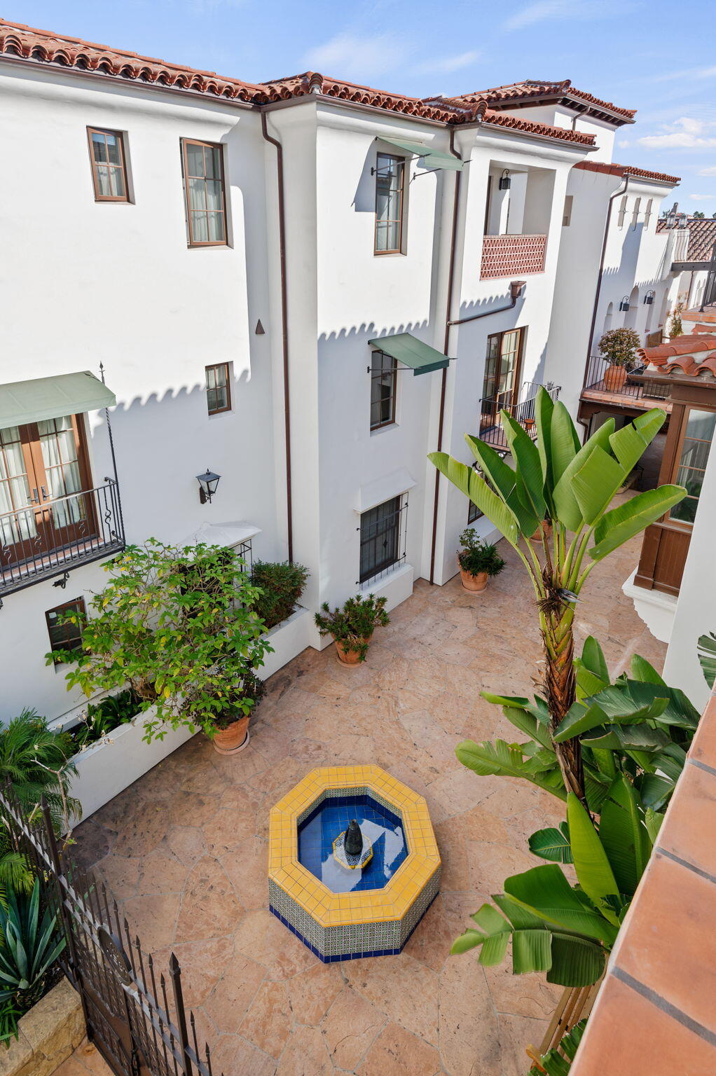 18 W Victoria Street Apt 303