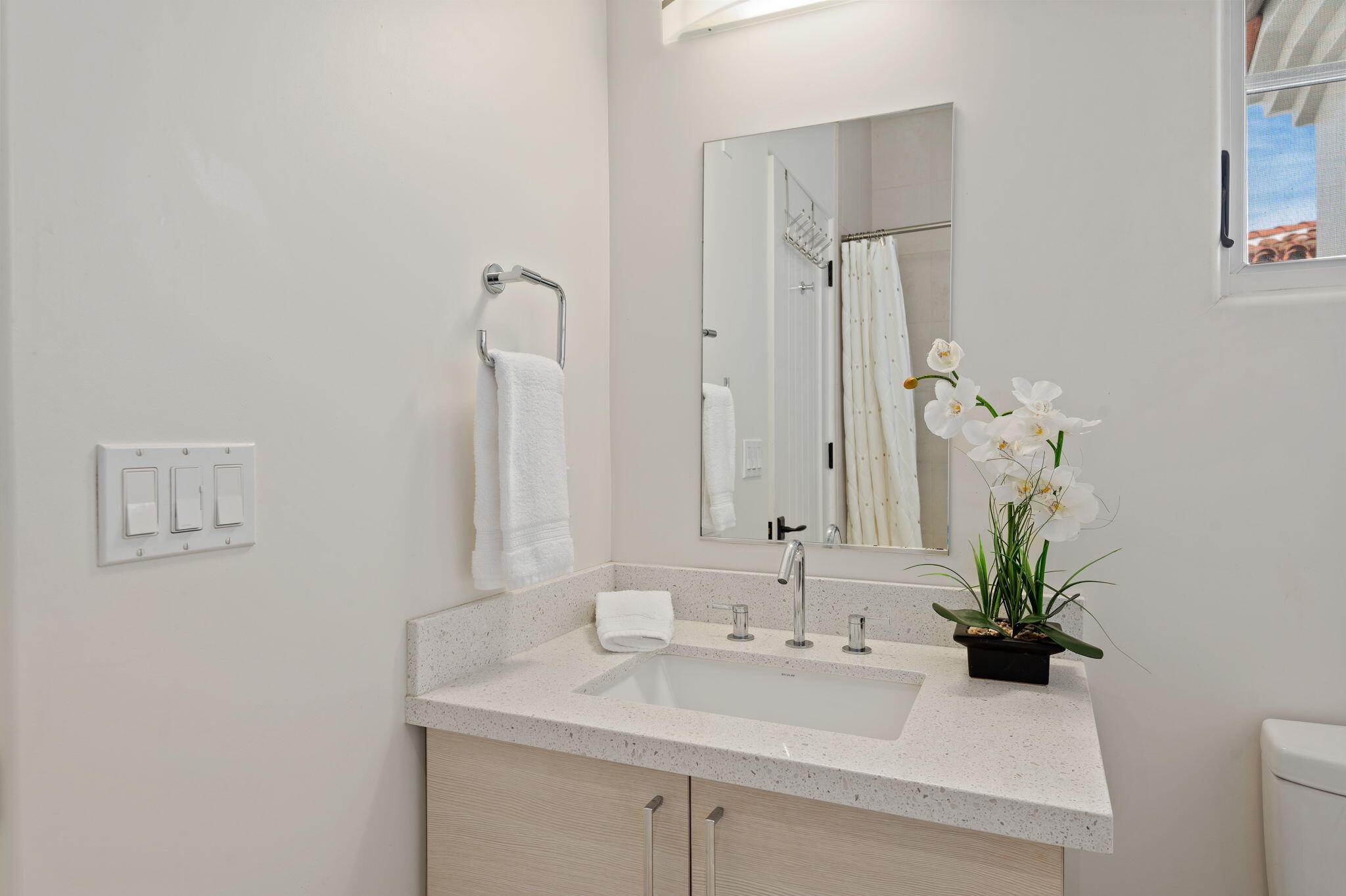 18 W Victoria Street Apt 303