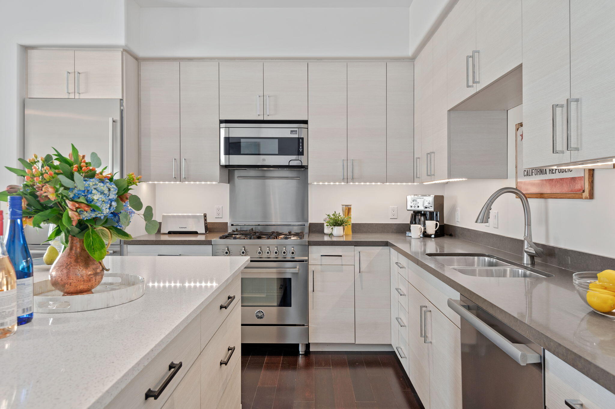 18 W Victoria Street Apt 303