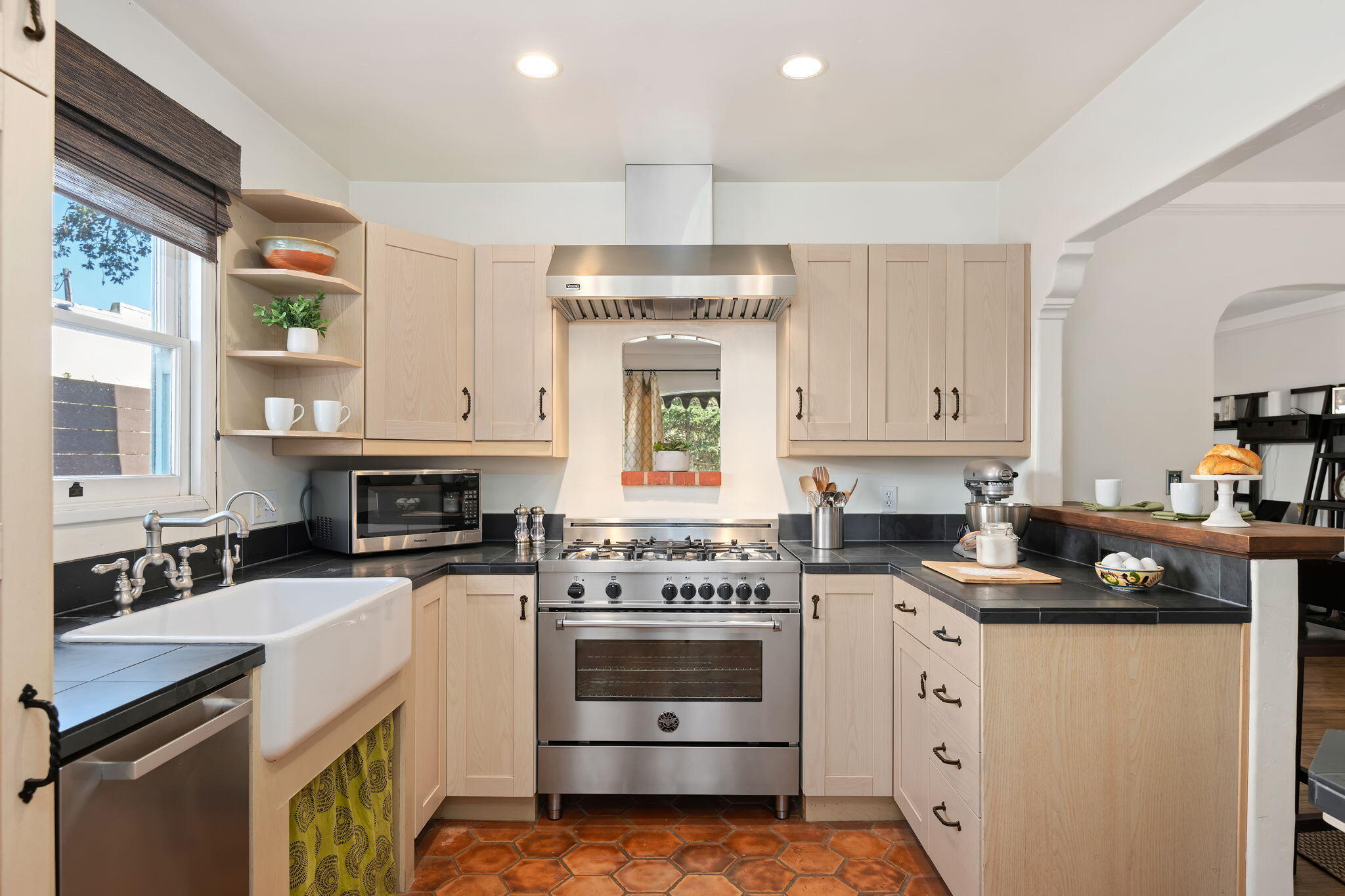 224 W Cota Street