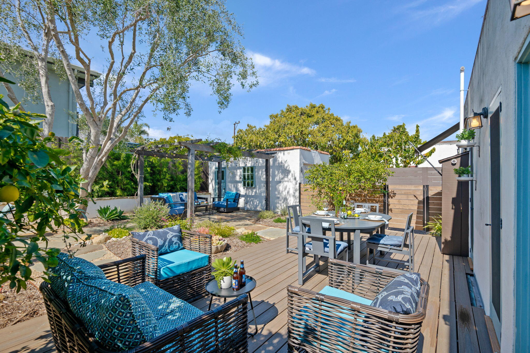 224 W Cota Street