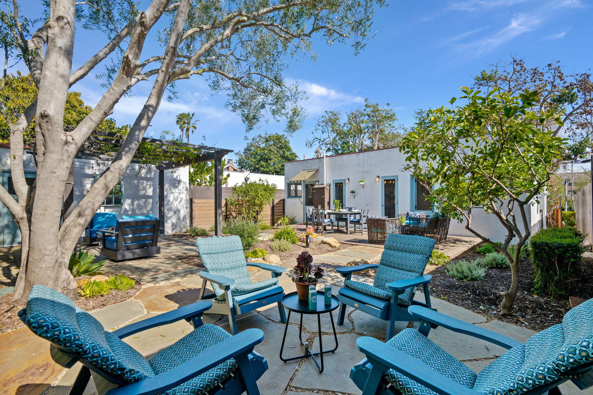 224 W Cota Street