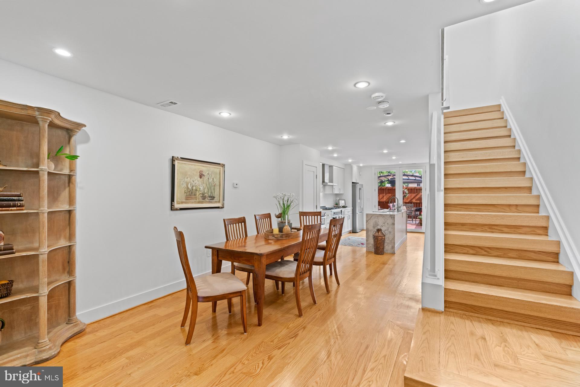 320 A St NE