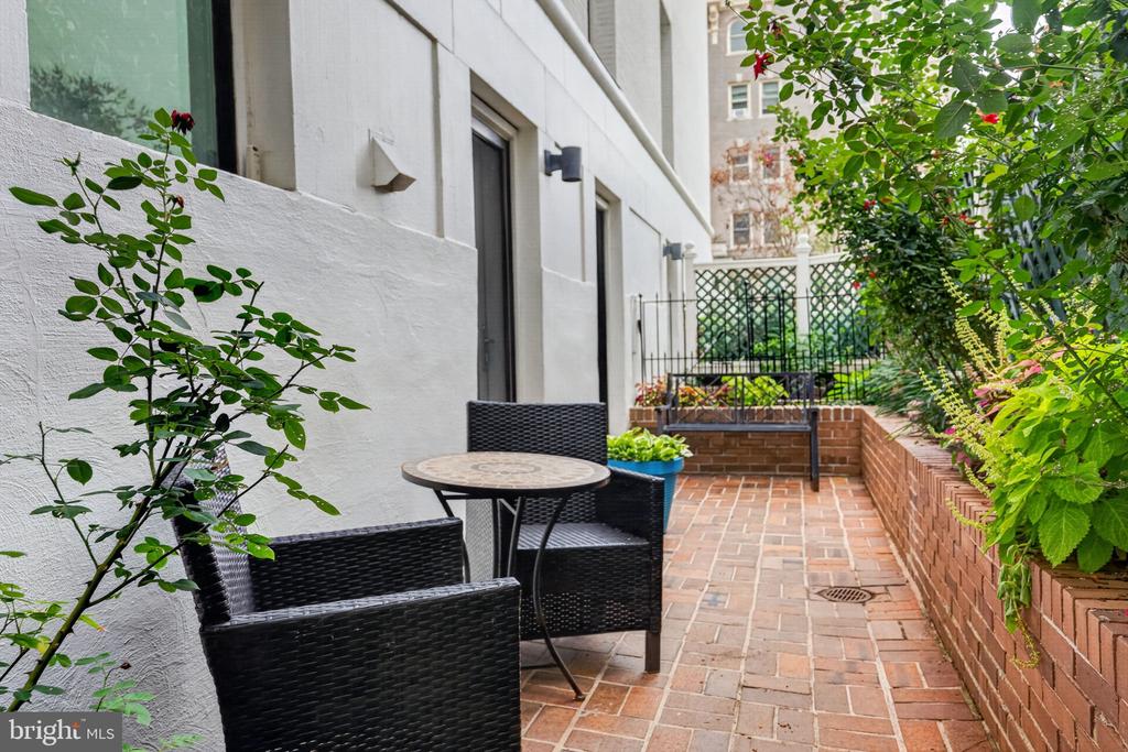 2123 CALIFORNIA STREET NW Unit: A4