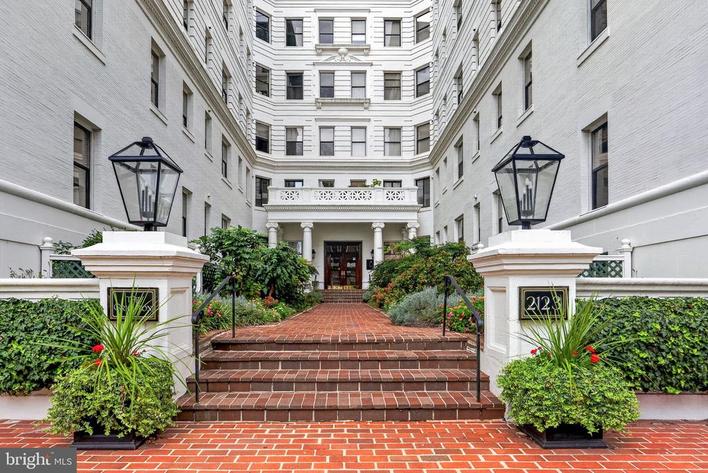 2123 CALIFORNIA STREET NW Unit: A4