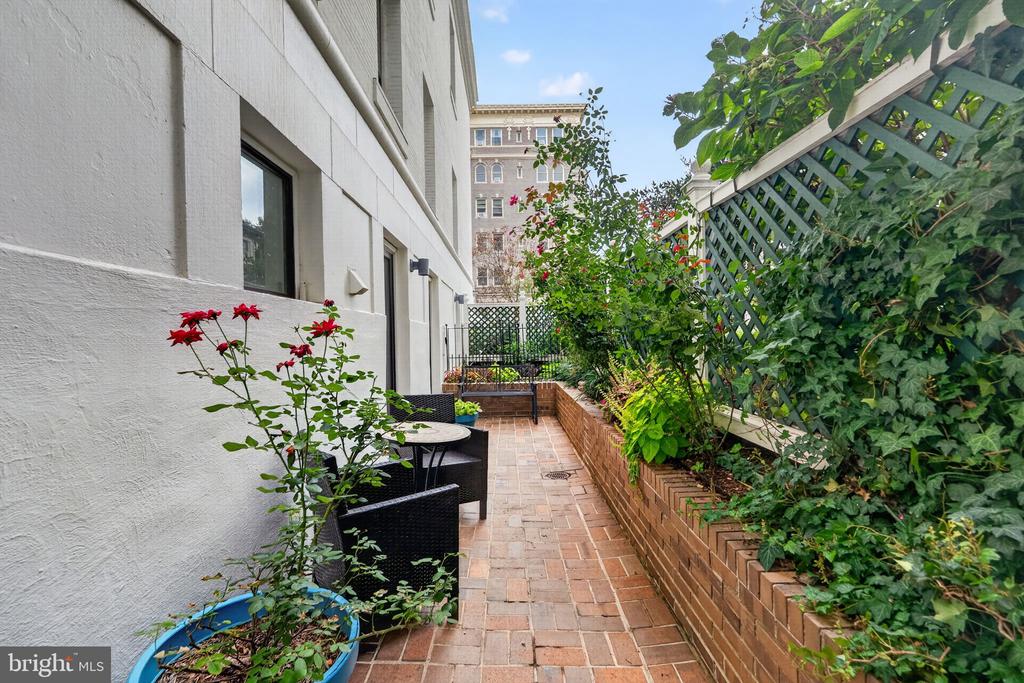 2123 CALIFORNIA STREET NW Unit: A4