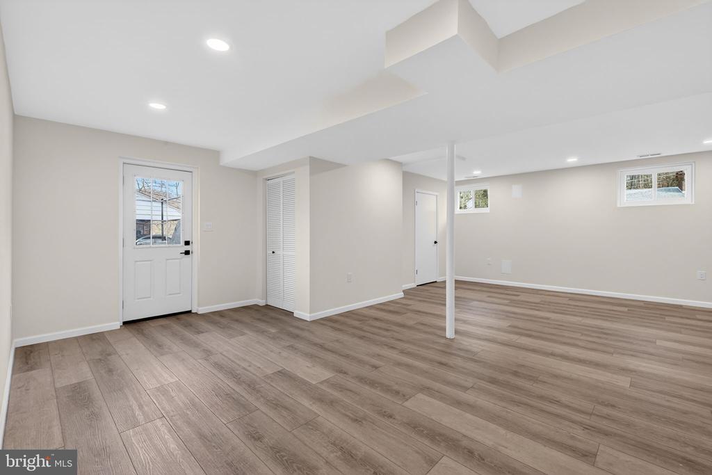 6813 WINTERBERRY LANE