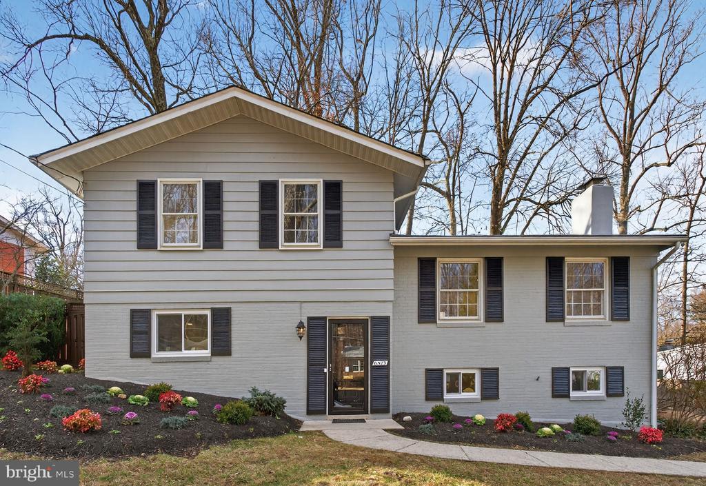 6813 WINTERBERRY LANE