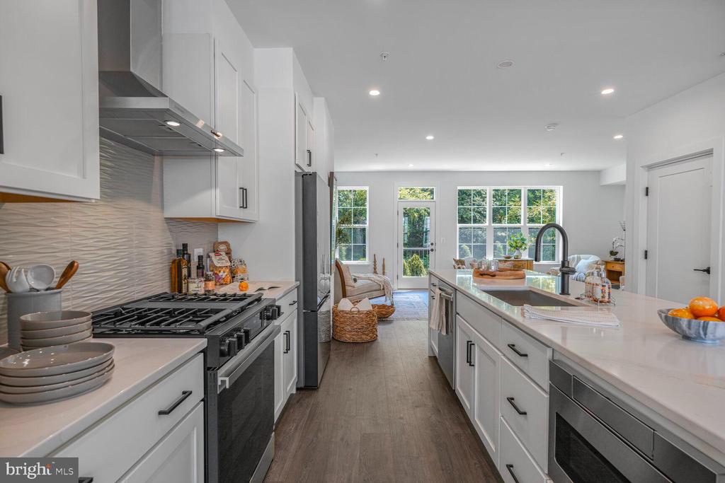 2550 FARMSTEAD DRIVE