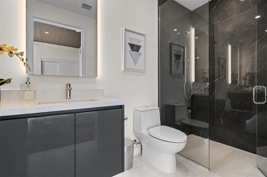 111 GOLDEN GATE PT #802PH