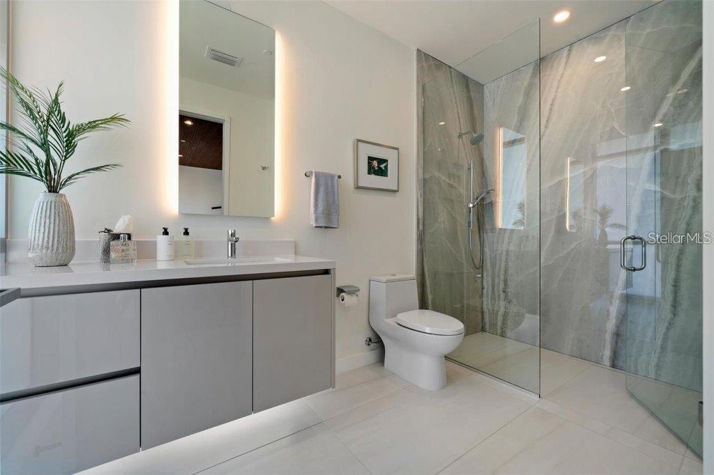 111 GOLDEN GATE PT #802PH