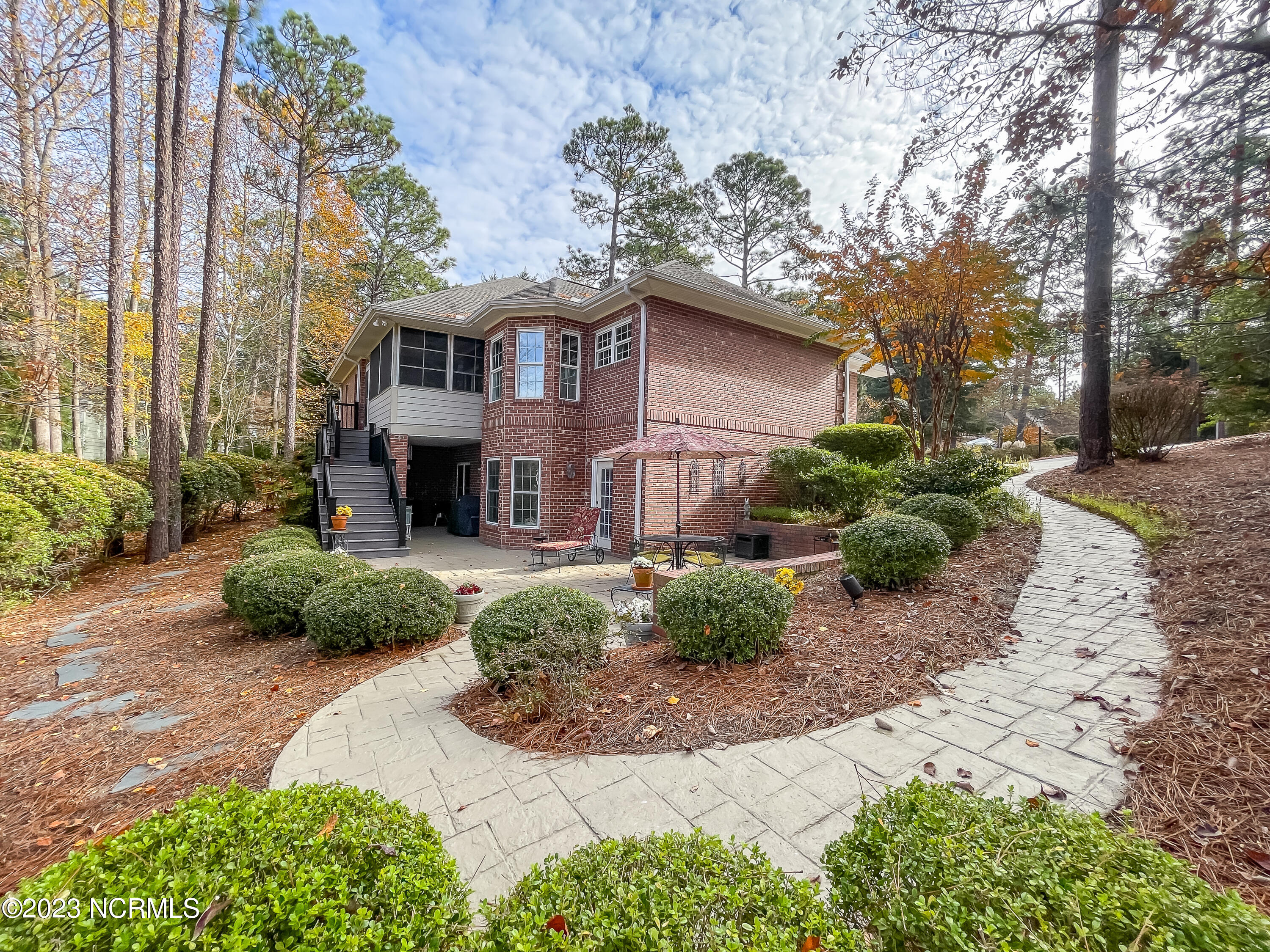 115 Lake Forest Drive SW