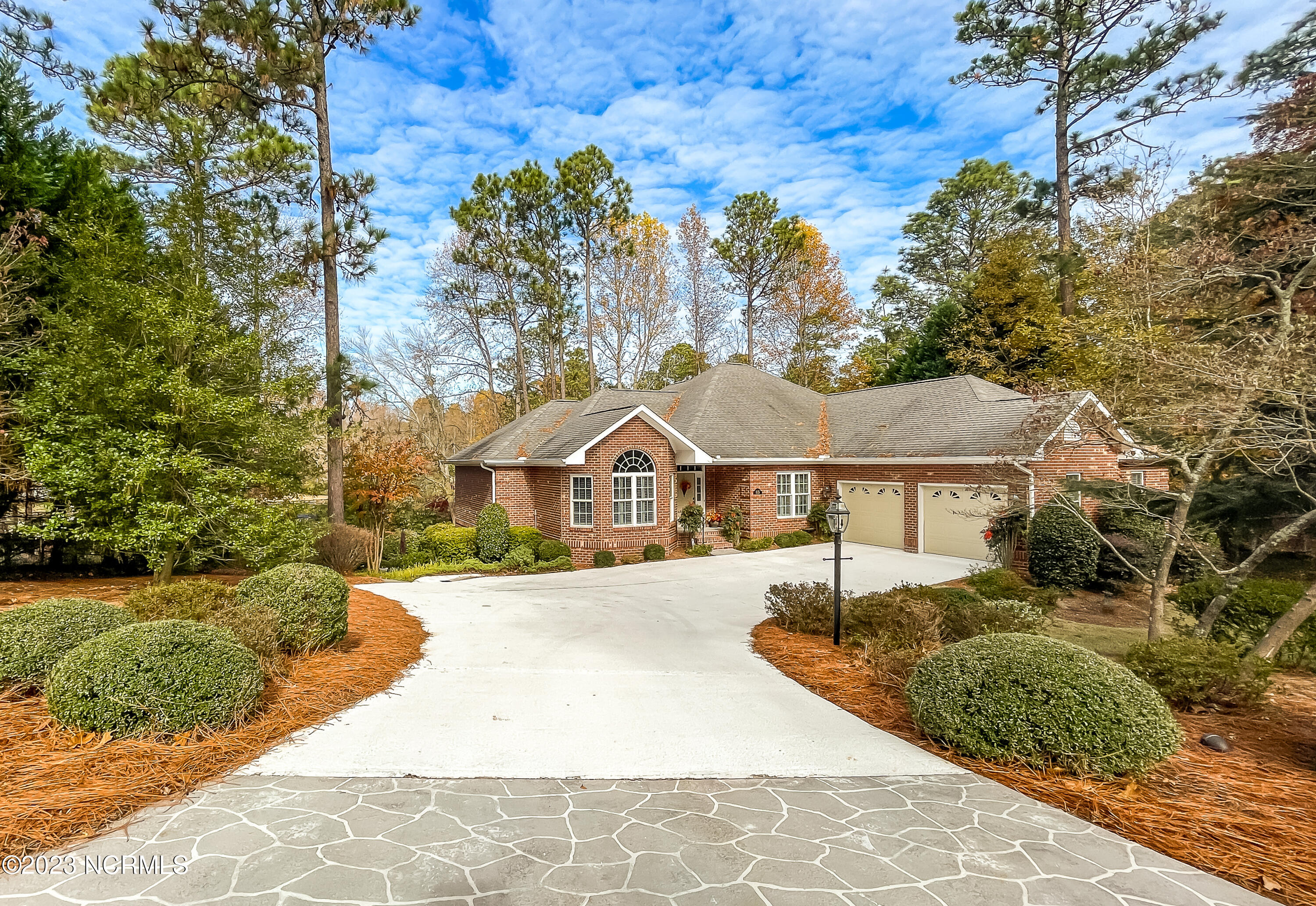 115 Lake Forest Drive SW