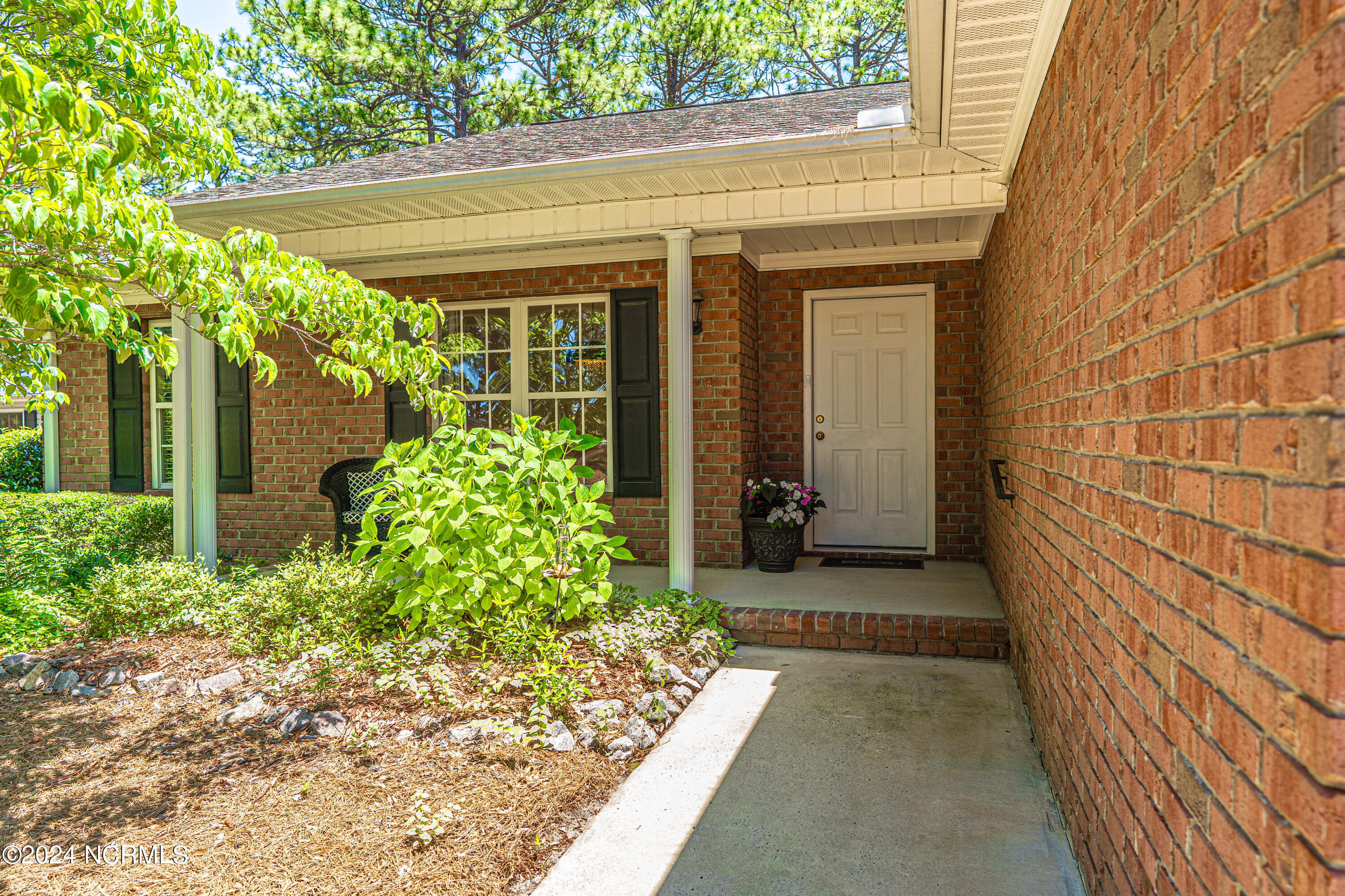 2440 Longleaf Drive W