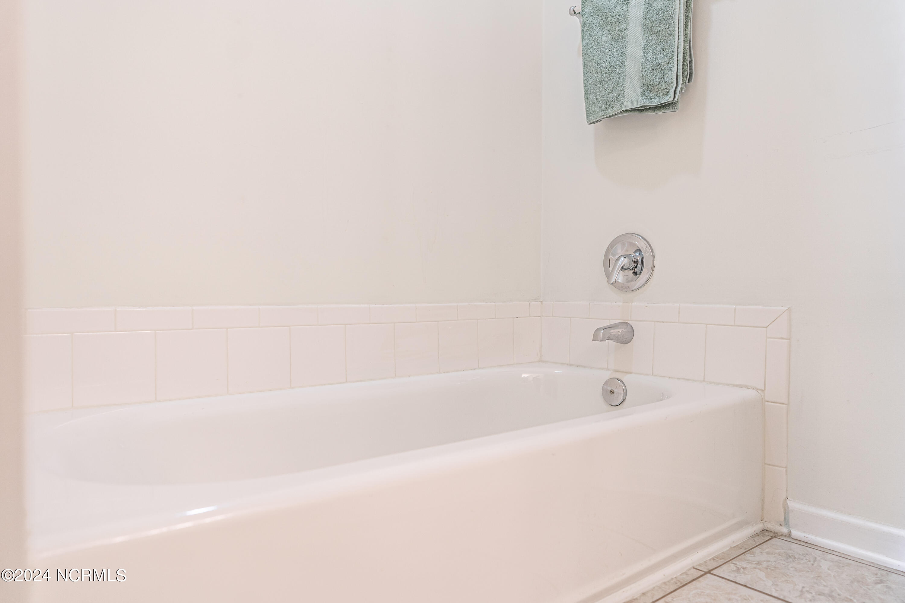 2440 Longleaf Drive W