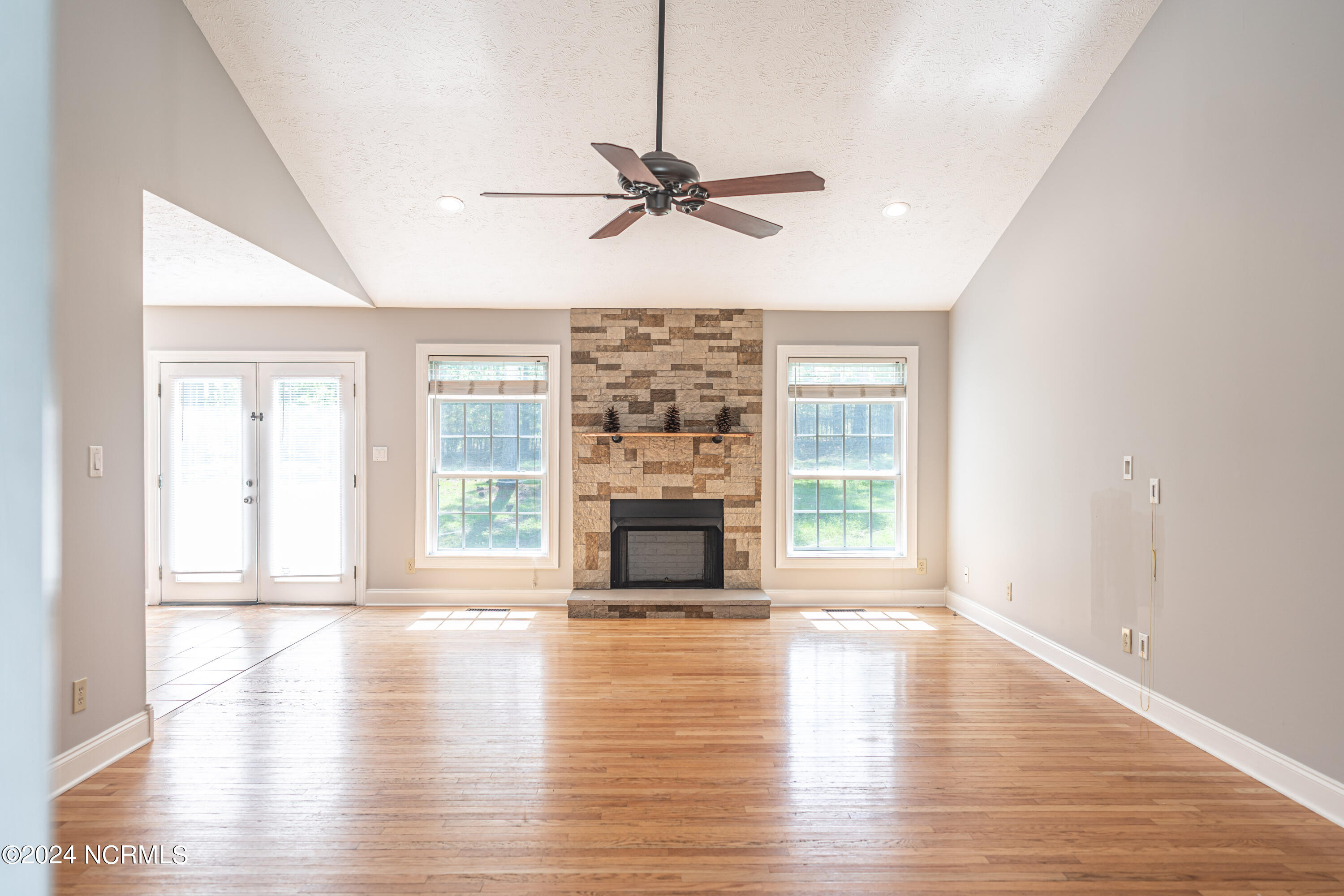 380 Queens Cove Way
