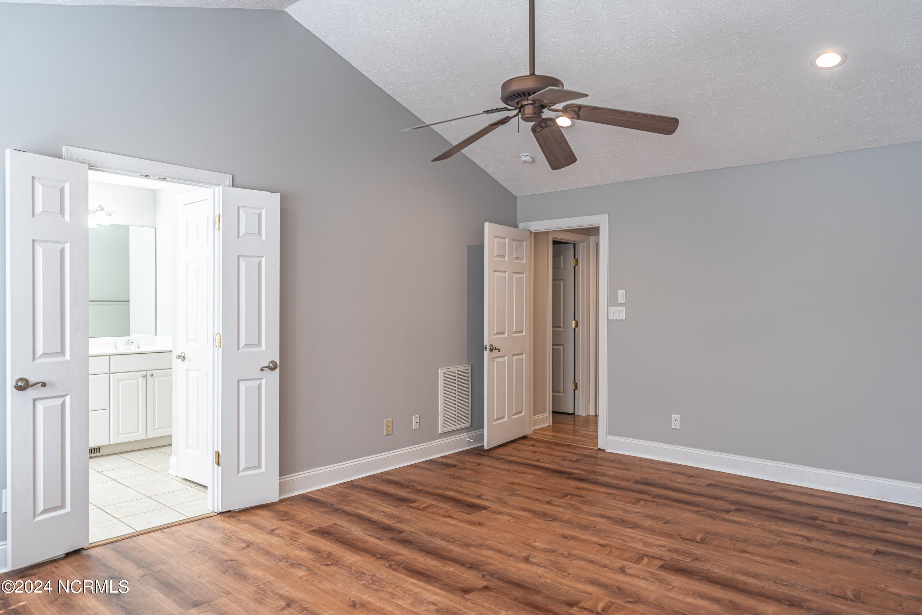 380 Queens Cove Way