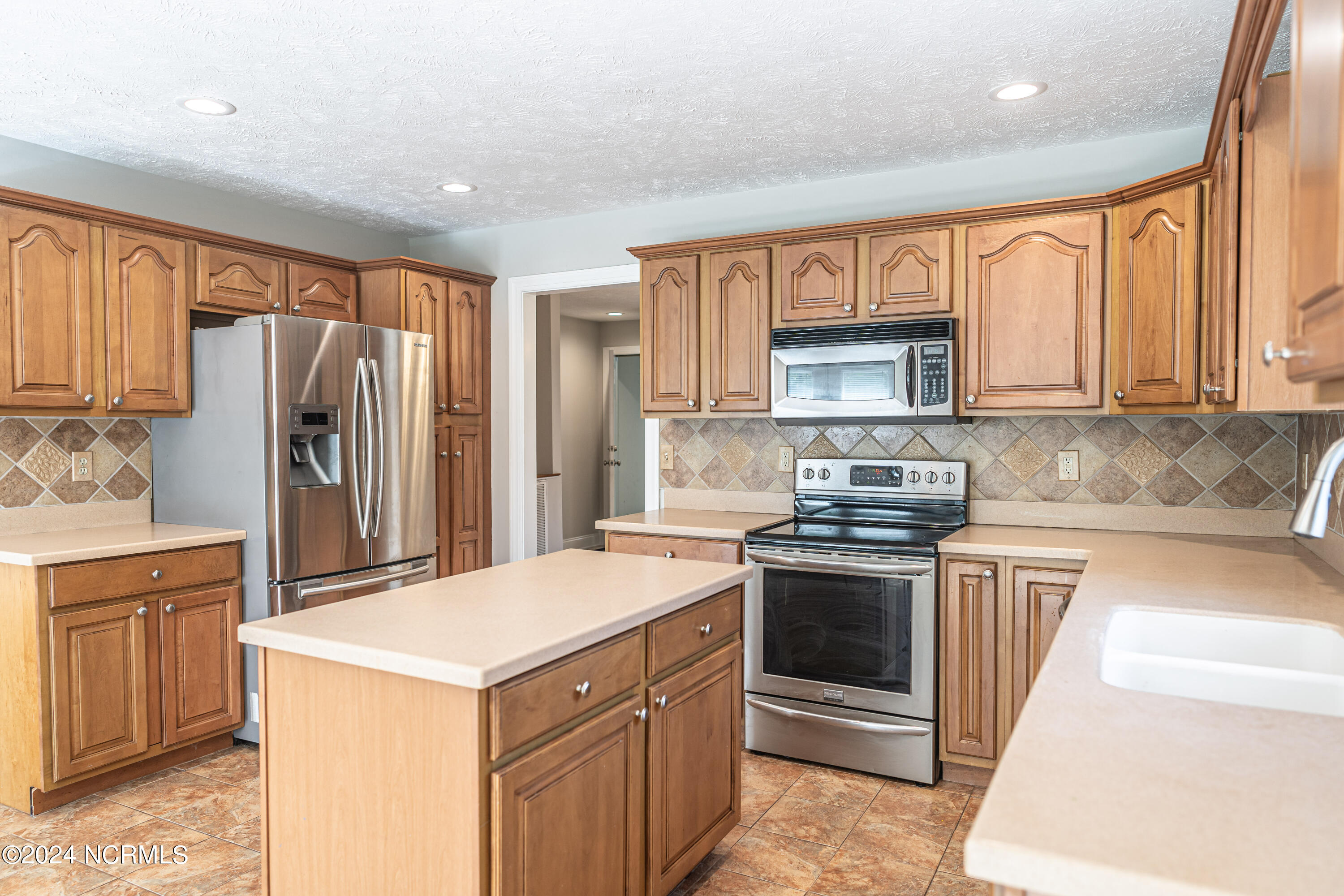 380 Queens Cove Way