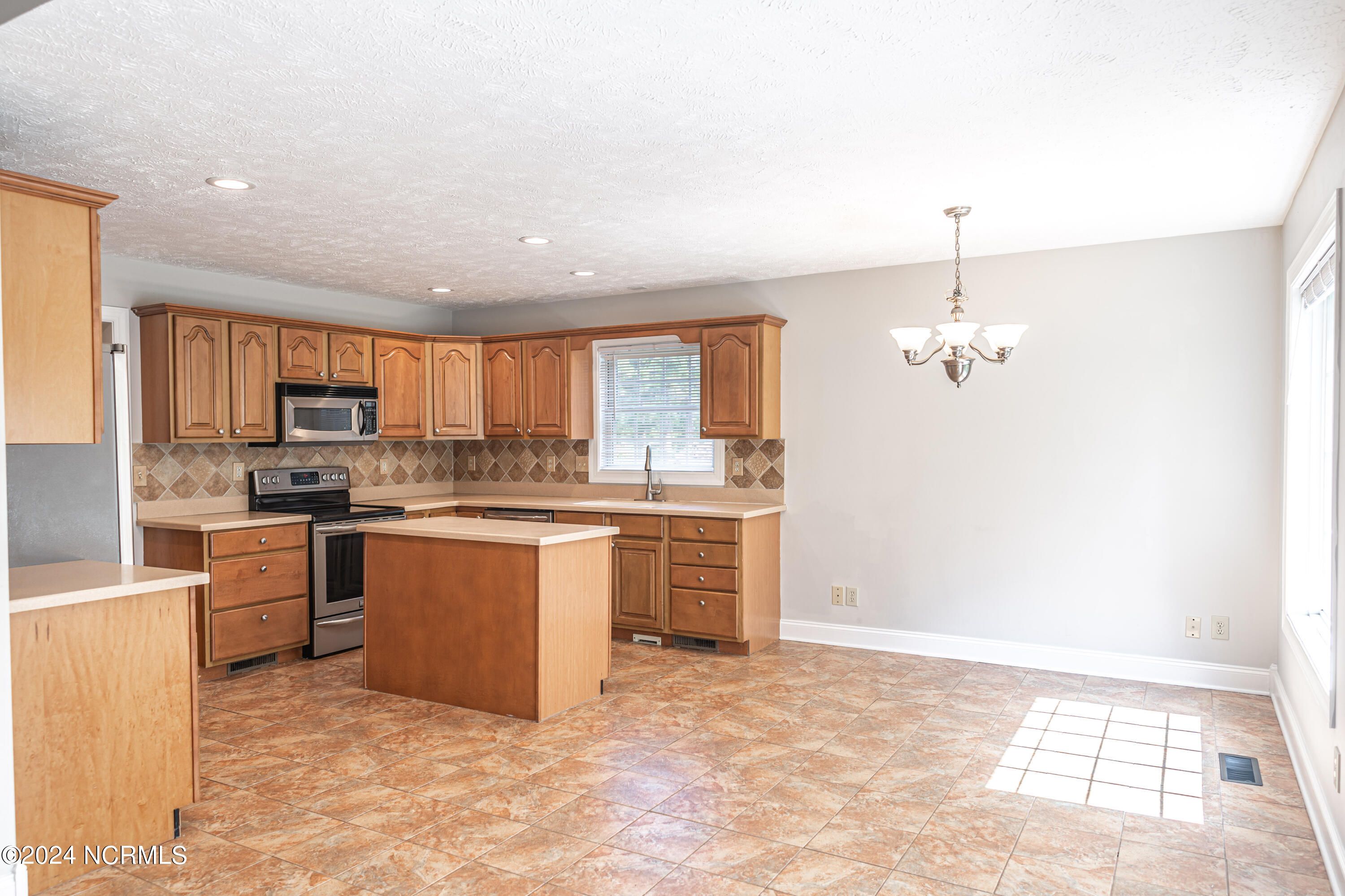 380 Queens Cove Way