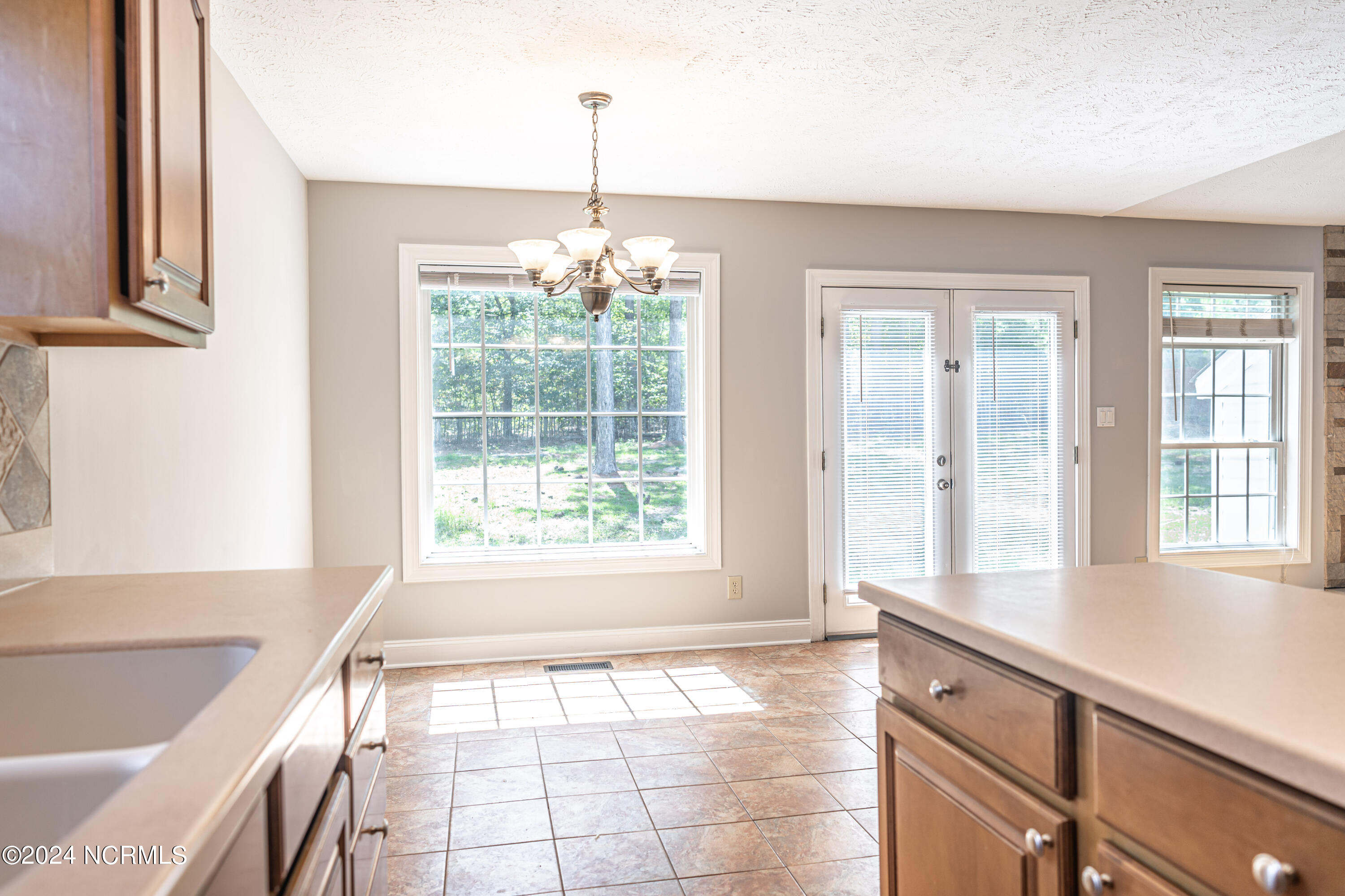 380 Queens Cove Way